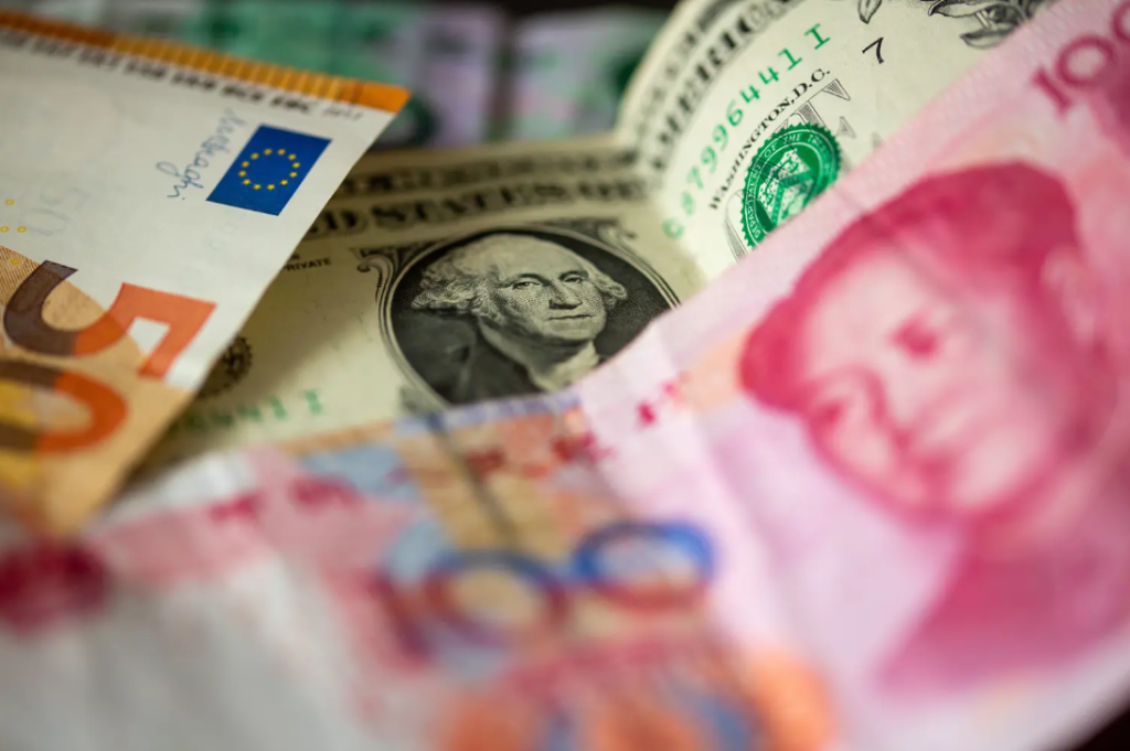 Euro, dollar, and yuan banknotes, the global currency shift challenging dollar dominance