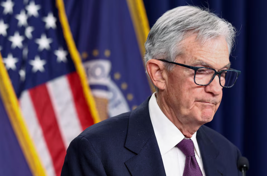 Jerome Powell at press conference, Fed holds rates in wartime setting