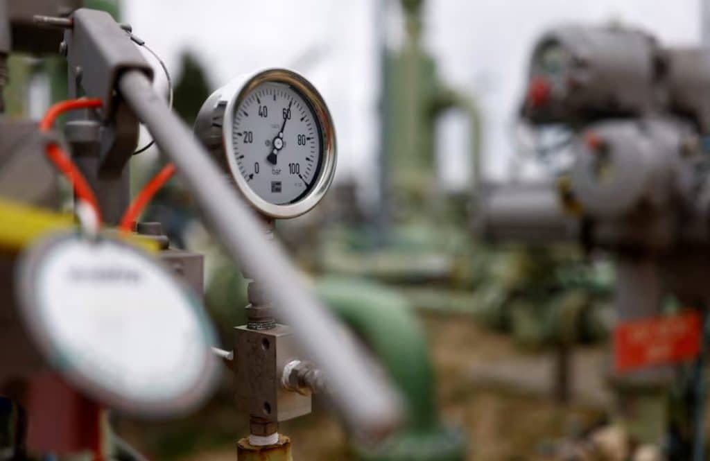 Oil pressure valve with pipes Oil shortage Europe