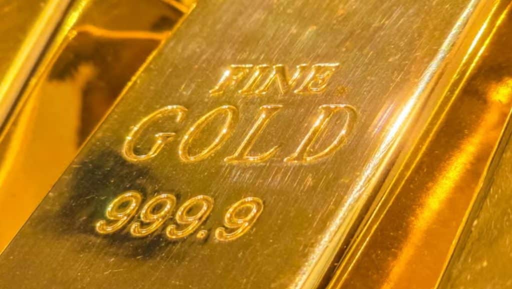 Fine Gold 999.9 bar close-up — structural demand and buy gold 2026 case