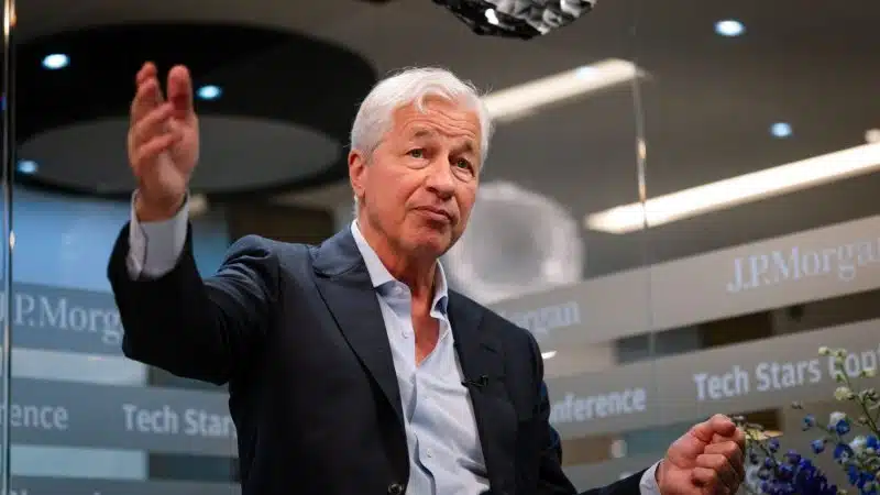 Jamie Dimon discusses JPMorgan earnings 2026, calling the S&P 500 overvalued and avoiding long-dated Treasuries