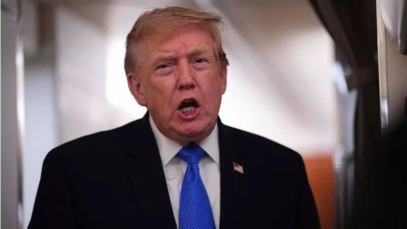 Image of Donald Trump as Warren and Blumenthal urge an SEC investigation into the Trump memecoin amid the Truth API and Truth Social controversy.